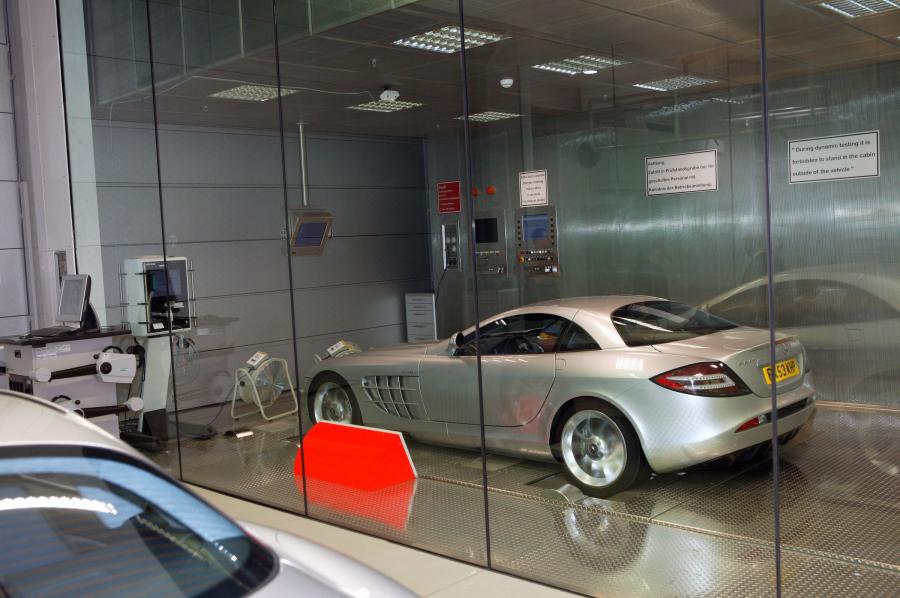  Mercedes-Benz SLR McLaren 2003 года  (фото 20 из 319)
